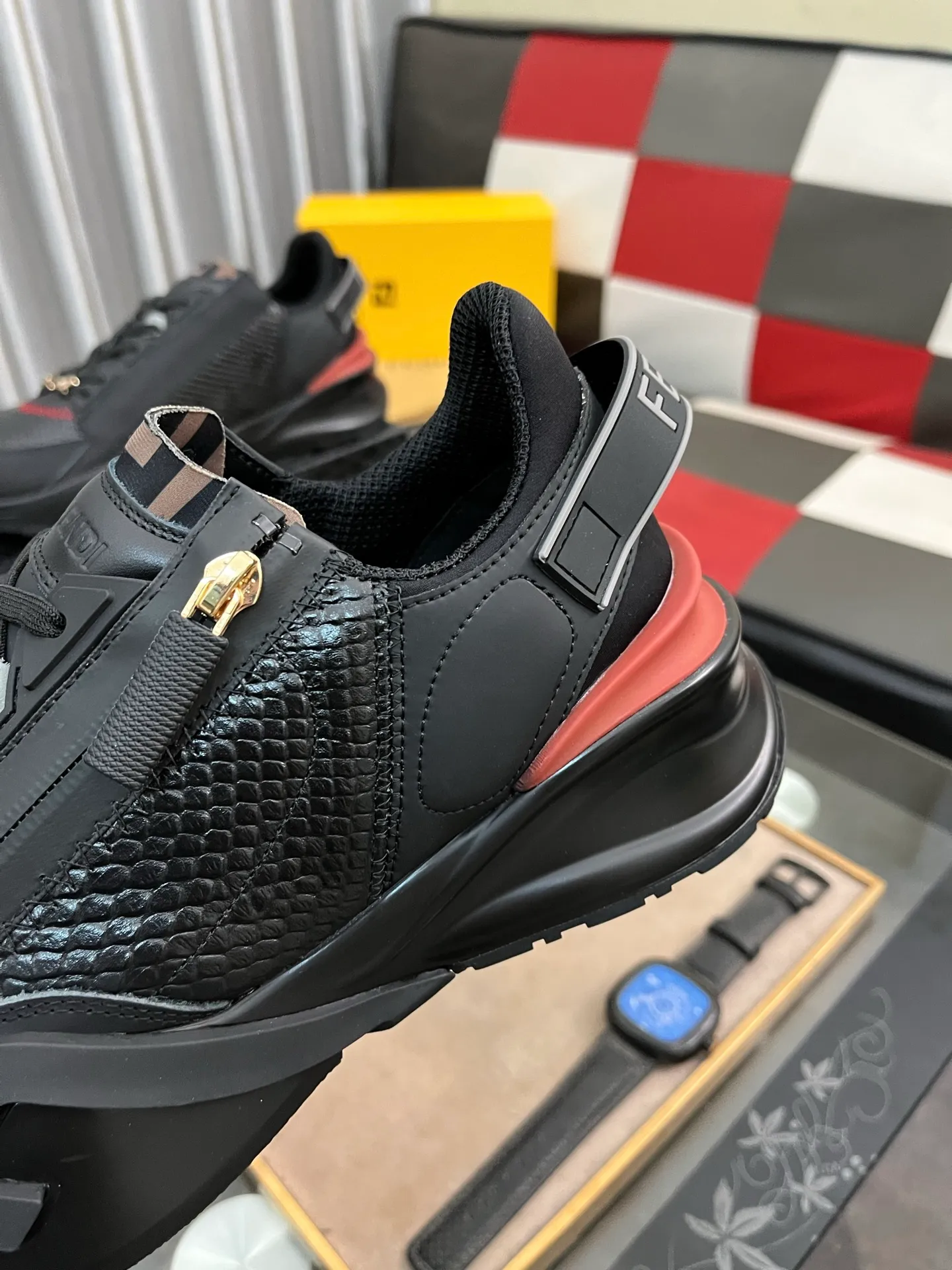 Men's Men's Shoes💰540⌚️⌚️【FENDI】FENDI high-tops are classic and comfortable for men. This complex sneaker is made of soft calfskin➕genuine leather lining➕original ultra-light rubber material with rough outsole. This unique and thin style is suitable for the casual and refined sensibility of this season. It is comfortable and natural on the feet. It is an everyday style for casual travel in autumn and winter! 38−444️⃣colors available